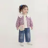 26 Estilos Nuevos de Conjuntos de Moda para Niñas, Atuendos de Primavera y Otoño para Niños, Conjunto de Tres Piezas de Jeans con Cuello de Muñeca de Fresa de Moda al por Mayor