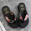 Cinto de Tecido de Cetim Boêmio Moda Verão Feminino Sandálias Chinelos Plataforma com Solado Grosso Sandálias Chinelos Dourados