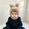 Gorro de protección para orejas de oso de peluche para otoño e invierno, gorro tejido de dibujos animados bordado con doble pompón, gorro de punto a prueba de viento para niños y niñas, en stock