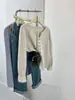 Suéter de punto de cuello en V color albaricoque, hombro normal, corte recto para mujer, nuevo estilo otoño e invierno 2026, top de punto para mujeres petite, se puede usar como capa interior o solo
