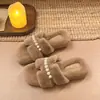 Chinelos peludos femininos para usar ao ar livre, novidade outono e inverno 2026 versão coreana sapatos da moda ins, chinelos peludos com sola grossa e pérolas para mulheres