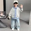 Conjunto de Ropa de Otoño para Niños 2026 Nuevo Estilo Chaqueta Falsa de Dos Piezas para Niños Jeans Handsome Conjunto Casual de Dos Piezas
