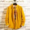 Camisa de pana para hombre de manga larga al por mayor, color liso, simple, coreana, corte slim, camisa coreana de corte slim para hombre, top para hombre