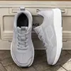 Novo Modelo de Verão Sapatos Esportivos Masculinos de Bico Largo, Tênis Casuais de Corrida de Bico Largo, Sapatos Masculinos Leves e Respiráveis para o Dia a Dia Atacado
