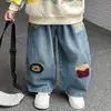 Conjunto Masculino Primavera e Outono 2026 Nova Roupa de Outono Infantil Moletom Fashion e Calça Jeans Conjunto de Duas Peças Roupas Casuais Tendência