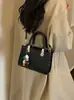 Bolso de mano pequeño versátil para mujer para pedidos extranjeros, nuevo bolso de hombro de moda popular 2026, bolso cruzado cuadrado pequeño elegante
