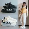Zapatillas infantiles con puntera de concha 2026 otoño e invierno nuevas versátiles ligeras de suela blanda zapatos casuales para niños y zapatillas deportivas de moda para niñas