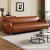 Sofá italiano minimalista de cuero negro con respaldo de esquina redondeada grande integrado y patas de madera maciza, sofá de sala de estar de línea recta vintage