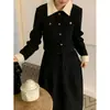 Nuevo traje de falda de cintura alta con abrigo corto de pana de color contrastante estilo Hepburn vintage para otoño e invierno 2023