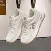 Tênis versáteis femininos 2026, novidade de outono, mais vendidos, com sensação de "andar na bosta", tênis estilo "dad shoes" que fazem seus pés parecerem menores, tênis Forrest Gump leves com sola macia