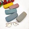 Estuche grande multicolor para gafas ópticas que facilita su apertura y cierre.