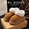Novas pantufas femininas de inverno estilo novo, com sola grossa de EVA, sensação de "pisar em cocô", projetadas para uso externo, com aumento de altura, forradas com fleece para aquecimento, modernas e populares.