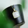 Jade branco incrustado 18K banhado a ouro pingente pequeno quadrado bolsa forma bebê Jade retro simples colar elegante