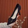 Zapatos de Tacón Alto con Diseño Estilo Británico Letra C, Zapatos Blancos para Mujer, Modelo Nuevo Primavera Temprana 2026, Punta Fina, Boca Baja, Tacones de Aguja