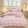 HelloKitty Kulomi Algodón Lavado Juego de Cuatro Piezas Sanrio Sábana Lijada Funda de Edredón Juego de Tres Piezas para Estudiantes
