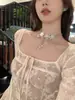 Collar de perlas y diamantes con diseño elegante de flor de atmósfera, cadena de clavícula, joyería ligera de lujo de alta gama.