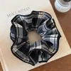Goma para el pelo plisada de cuadros con borde de bloqueo de cuatro capas, nuevo accesorio de otoño de alta gama para moño, flor para el pelo versátil