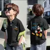 Camisa Polo Fina de Manga Curta 100% Algodão para Meninos e Meninas Verão 2026 Novo Estilo Infantil Versátil Estampada com Gola