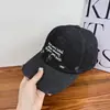 Gorra de Béisbol Estilo Americano Desgastada para Mujer con Bordado de Letras, Mezclilla Lavada, Ala Ancha, Visera para Adelgazar la Cara, Protección Solar, Gorra de Pico para Hombre