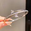 Pulsera con Cierre de Mariposa de Zirconia Chapada en Oro Real de 18 Quilates Diseño de Nicho Exquisita Cadena de Mano Estilo Simple Joyería de Mano para Mujeres