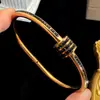 Mayoristas Transfronterizos Europeos y Americanos Fabricantes de Broches Joyería Fina para Mujer, Pulsera de Acero de Titanio Color Dorado que No se Desvanece