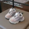 Tênis Esportivo Infantil 2026 Novo Modelo com Fivela de Botão, Superfície em Malha, Respirável, Sola Macia, Antiderrapante, Versátil Casual Sapatos de Pai para Meninos e Meninas