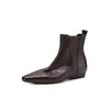 Botines Chelsea de piel de oveja en un estilo clásico y vintage, perfectos para ir al trabajo, con tacón bajo, punta cuadrada pequeña y construcción totalmente de piel, diseñados para la temporada otoño/invierno 2026 y disponibles en estilo botín corto para mujer