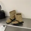 Versão em couro macio das modernas botas curtas de cavaleiro, novo estilo outono 2026, tira com fivela em camurça, bico quadrado, sola reta, botas curtas que afinam, botas de combate