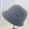Sombrero de Pescador de Ala Ancha Cálido para Mujer Otoño e Invierno con Rayas Delanteras y Traseras, Logo Metálico, Simple y Versátil