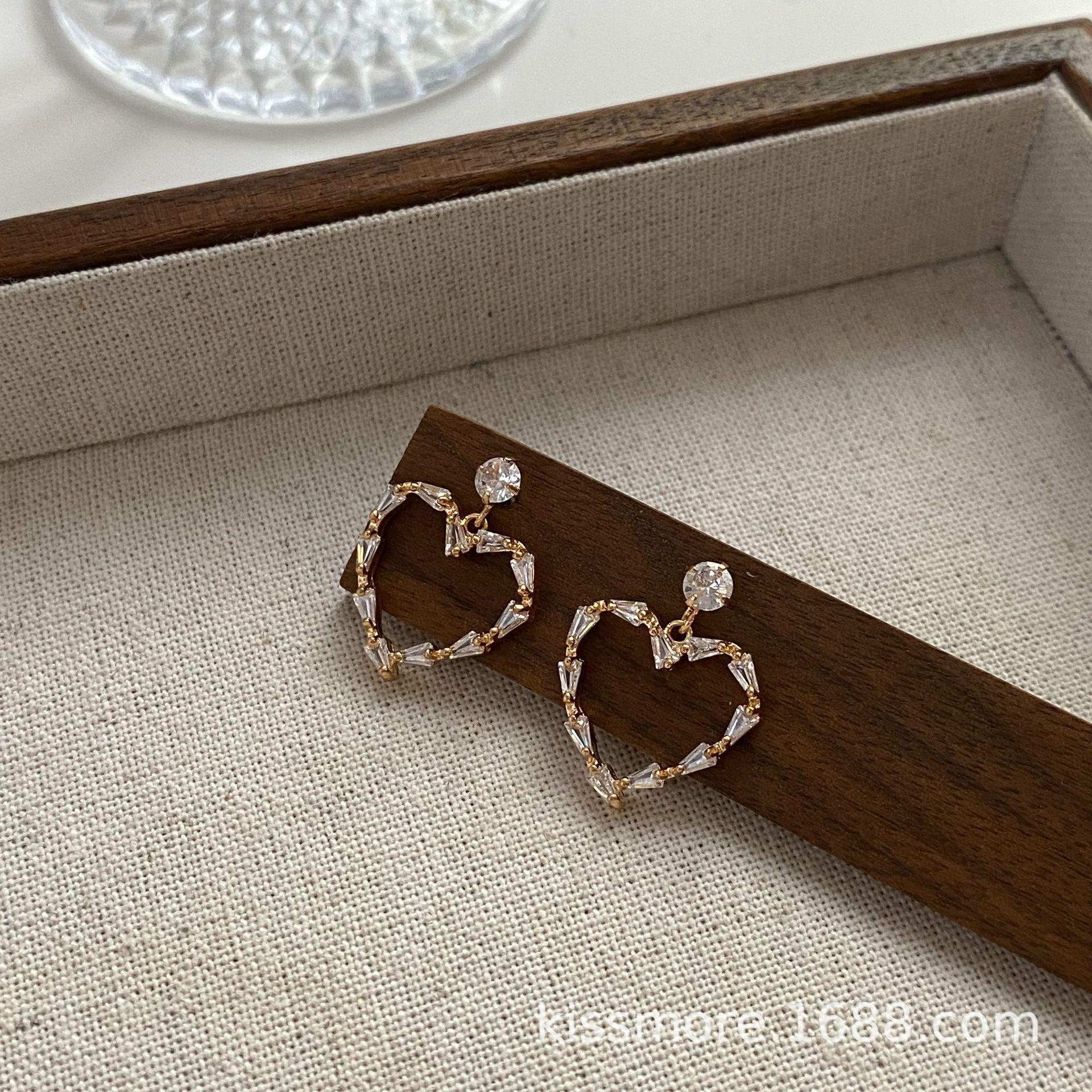 爱心镂空锆石耳环13.jpg