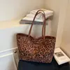 Bolso grande de mujer retro casual 2026 nuevo bolso tote de gamuza con estampado de leopardo bolso de hombro versátil de moda moderno