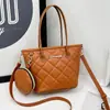 Bolsas Casuais e Simples Femininas 2025Bags Nova Bolsa para Sogra Palha Cor Pura Letra Bolsa de Ombro Bolsa Tote