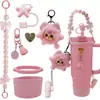 Set de Accesorios para Botella de Agua Stanley con Cadena de Flores, Tapa con Popote, Cadena con Colgante de Bola de Felpa Transfronterizo en Stock Venta al por Mayor