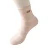 Nuevos estilos de otoño e invierno: calcetines deportivos unisex de media pantorrilla, con un diseño fresco y colorido de algodón, patrón jacquard casual y estilos modernos, disponibles para venta al por mayor