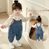 Conjunto de Duas Peças Estilo Coreano para Meninas Moda Outono 2026 Versátil Floral Camisa Boneca Macacão Jeans Conjunto Tendência