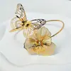 Pulsera Cruzada Europea y Americana de Flor Hueca Mariposa Nicho de Alto Grado Temperamento Anillo de Brazo Personalidad Exagerada Nueva Joyería de Brazo para Mujeres
