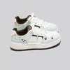 Tênis Casuais Coreanos Femininos 2026 Primavera/Verão Novo Estilo Nicho Sola Grossa Sapatos Brancos Fashion Versátil Sapatos de Pão MR559