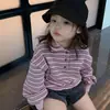 Camiseta super fofa de manga comprida para meninas, novo modelo outono 2026, moletom infantil rosa listrado, peça íntima de bebê com gola polo