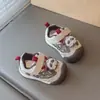 Zapatos para Caminar de Cuero para Niños 2026 Nueva Llegada Otoño Niños Deportivos Versátiles Decoración de Dibujos Animados Suela Suave Antideslizante