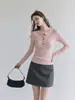 Camiseta feminina rosa com botões de chifre, gola semiaberta, manga longa, coleção de outono 2026, doce e slim fit, top curto com design de ombro estruturado