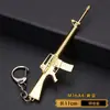 Juego del Pollo de Paz Élite Anime Serie Dorada Modelo de Arma Llavero Colgante Regalo Juguete Periférico Creatividad