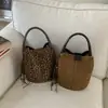 Bolsa Balde Casual Retrô para Mulheres Outono 2025 Nova Bolsa de Ombro Transversal Elegante com Estampa de Leopardo de Luxo Leve