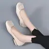 Sapatilhas Femininas de Bico Quadrado 2026 Outono Novo Estilo Senhoras Baixo Corte Pequenos Sapatos de Couro Solado Macio Casuais Sapatos de Mãe Confortáveis Sapatos de Trabalho