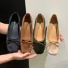 Nueva colección de otoño 2026 estilo coreano: Zapatos planos de terciopelo elegantes y versátiles para mujer, con punta poco profunda, suela suave y adecuados tanto para el trabajo como para uso casual.