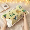 Funda de Almohada Suave y Amigable con la Piel de Pikachu de Pokémon Dormitorio Estudiantil Guardería Almohada Individual Funda de Terciopelo Almohada Cuero