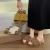 Sandalias Versátiles de Moda Otoño-Invierno 2026 con Suela Gruesa de Felpa de Lana de Cordero, Diseño Abierto en la Punta, Estilo Coreano, Blanco y Marrón