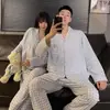Pijama Popular para Pareja de Primavera y Otoño: Cárdigan de Algodón Nube Estampado Bordado con Cuello Solapa para Mujer, Dulce Conjunto de Ropa de Casa para Hombre