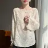 Blusa redonda de corte tridimensional floral con textura transparente, estiliza y es versátil, adecuada para usar en capas o sola, perfecta para un look suave y elegante en el trabajo