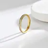 Anillo minimalista y elegante de oro con microincrustaciones de circonita, diseño de nicho, versátil para el uso diario y para apilar