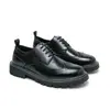 Sapatos Brogue Masculinos Outono 2025 Estilo Britânico Esculpido Negócios Formais Sapatos de Couro Masculinos Cadarço Aumento de Altura Sapatos Masculinos de Solado Grosso
